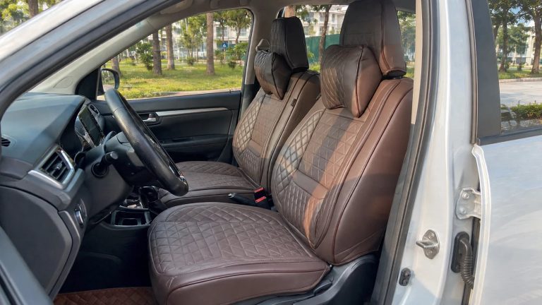 Cận cảnh bề mặt chất liệu da công nghiệp Nappa mềm mịn với đường chỉ may chần tinh tế trên áo ghế