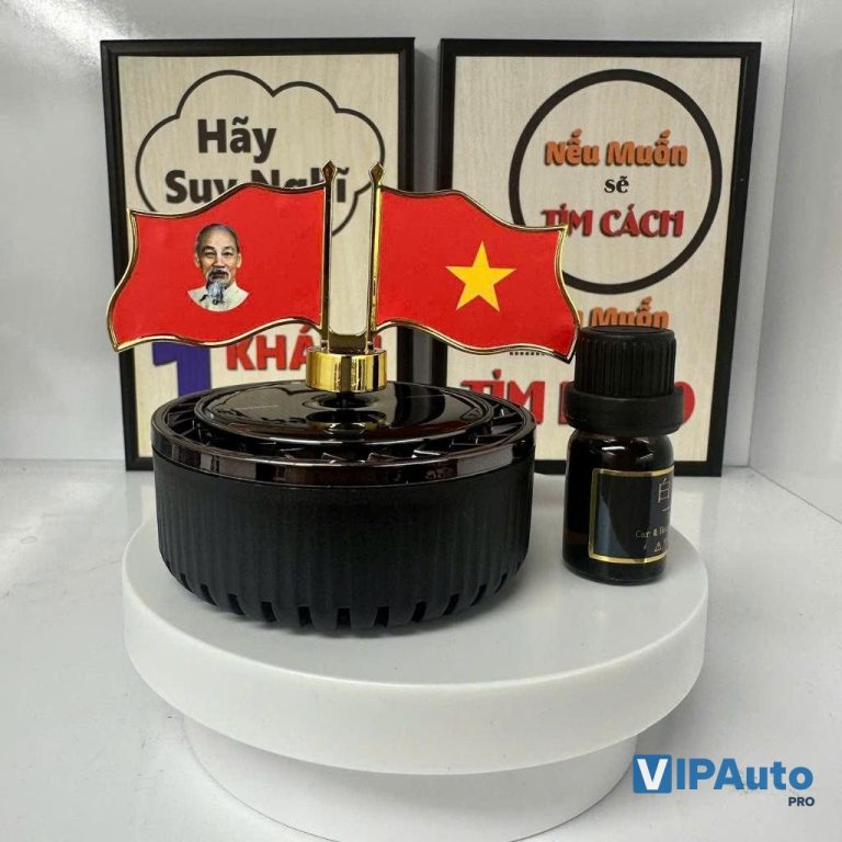 Lá cờ Việt Nam tự xoay trang trí taplo ô tô kèm lọ tinh dầu